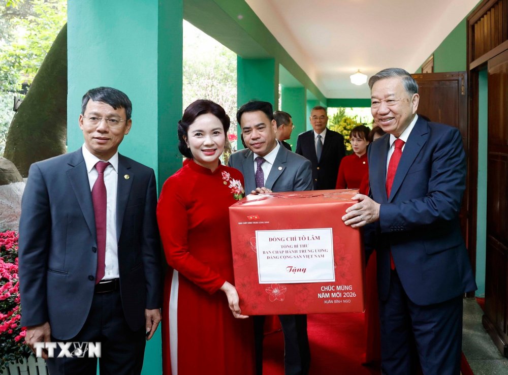 Tổng Bí thư Tô Lâm tặng quà cho cán bộ, nhân viên Khu Di tích Chủ tịch Hồ Chí Minh trong Phủ Chủ tịch. (Ảnh: Thống Nhất/TTXVN) 