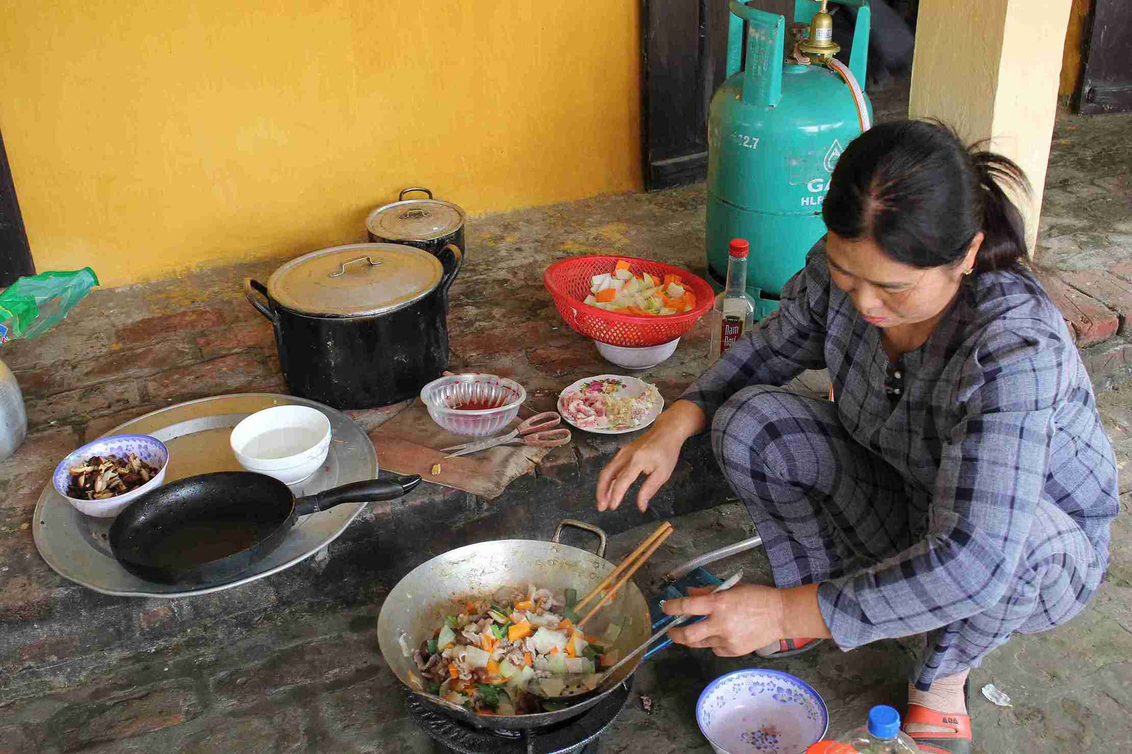 Chị Đào Thị Thuận chuẩn bị mâm cơm tất niên trong không khí đoàn tụ cuối năm.