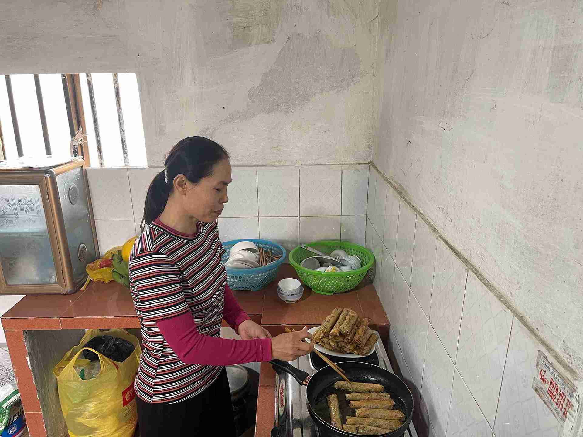 Chị Đào Thị Thinh rán nem chuẩn bị bữa cơm tất niên trong ngày gia đình sum họp.