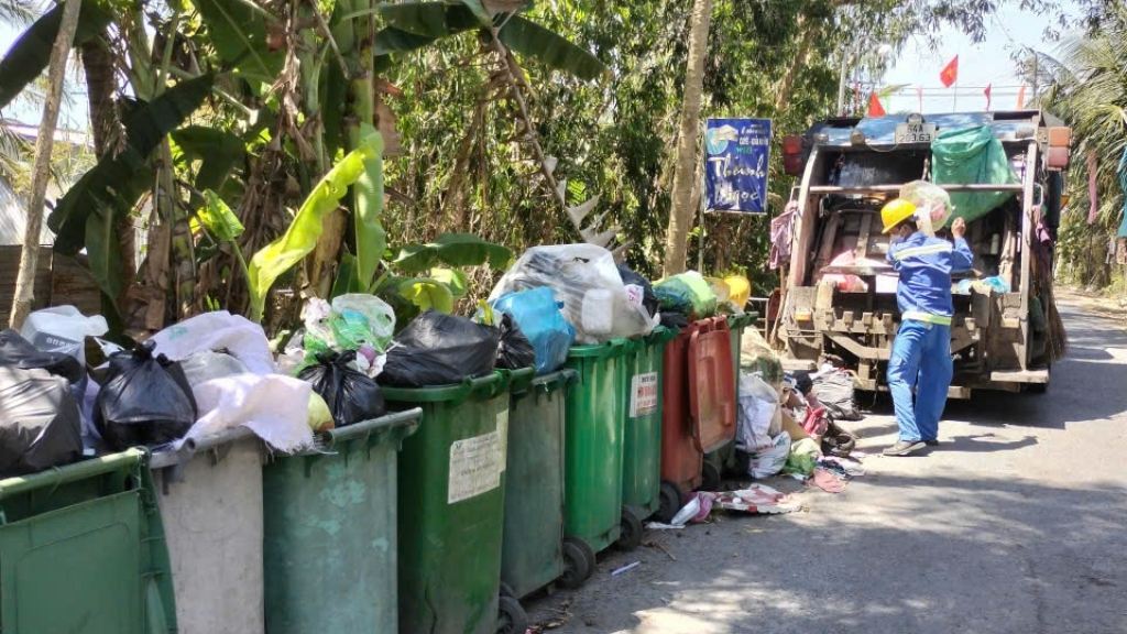 Người lao động ngành môi trường tất bật thu gom rác những ngày giáp Tết. Ảnh: Hoàng Lộc