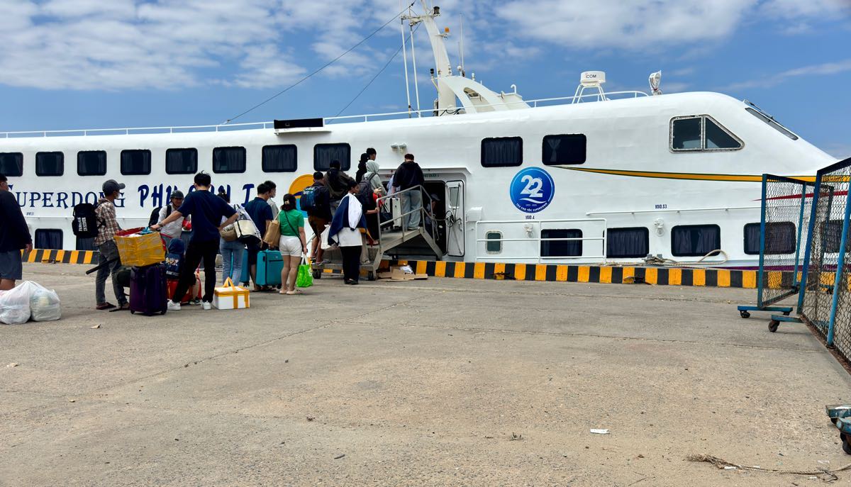 Hành khách lên tàu cao tốc. Ảnh: Duy Tuấn