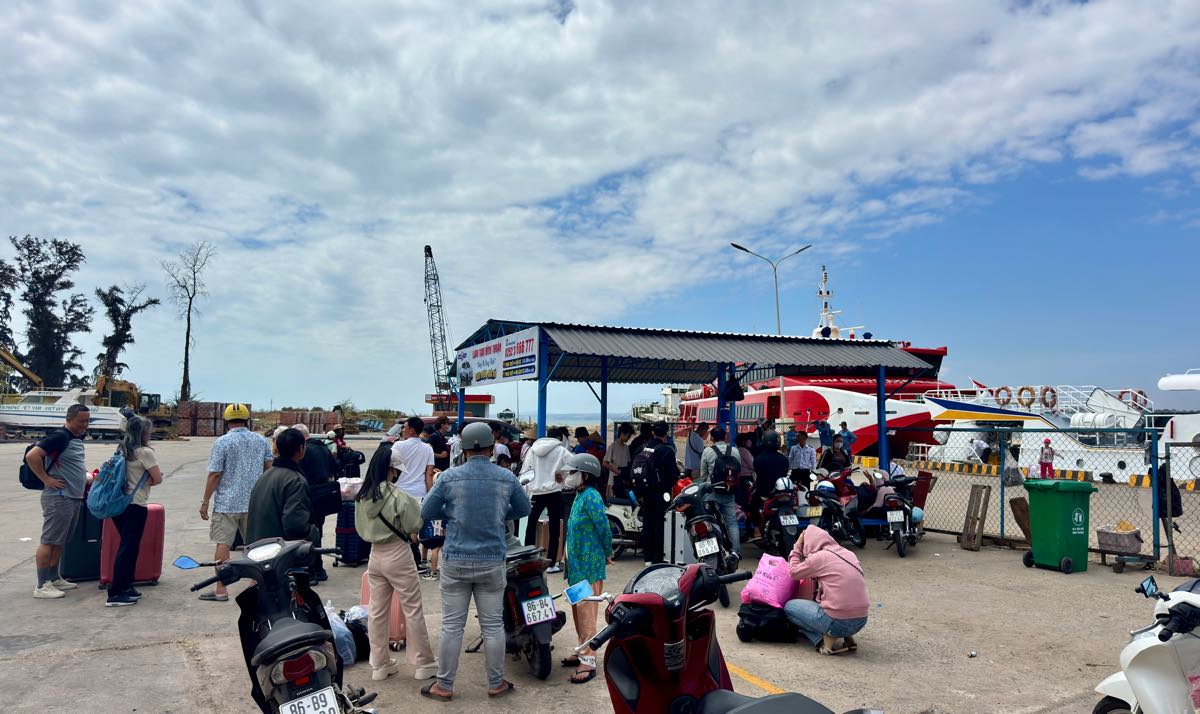 Người dân xếp hàng chờ soát vé để lên tàu. Ảnh: Duy Tuấn