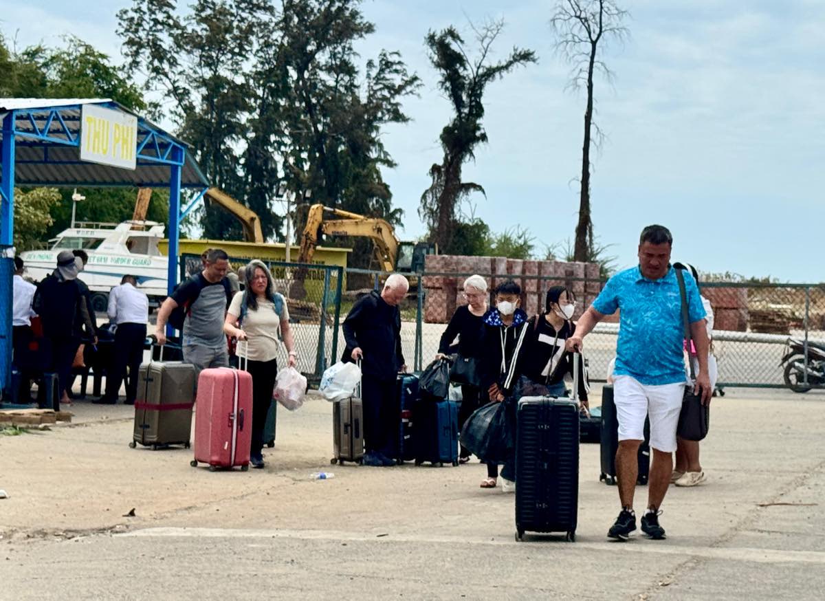 Du khách nước ngoài ra đảo Phú Quý. Ảnh: Duy Tuấn