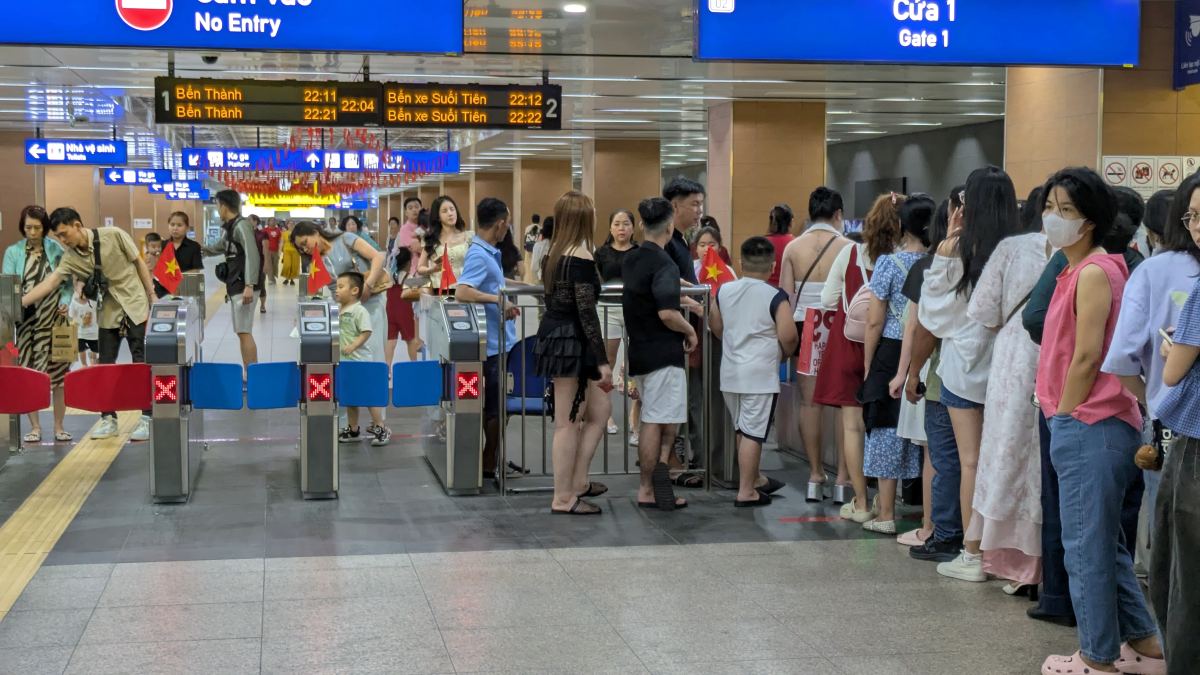 Metro No. 1 serves passengers all night to enjoy New Year's Eve