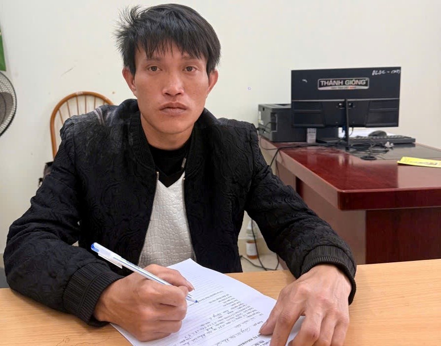 Tạm giam đối tượng Vũ Văn Tân gây ra 2 vụ cháy xe ôtô và cổng chùa. Ảnh: Công an Hải Phòng

