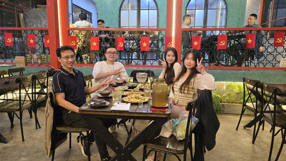 Gathering to eat a year-end meal is one of the activities to help strengthen brotherly and sisterly affection in the family. Photo: Tuan Dat