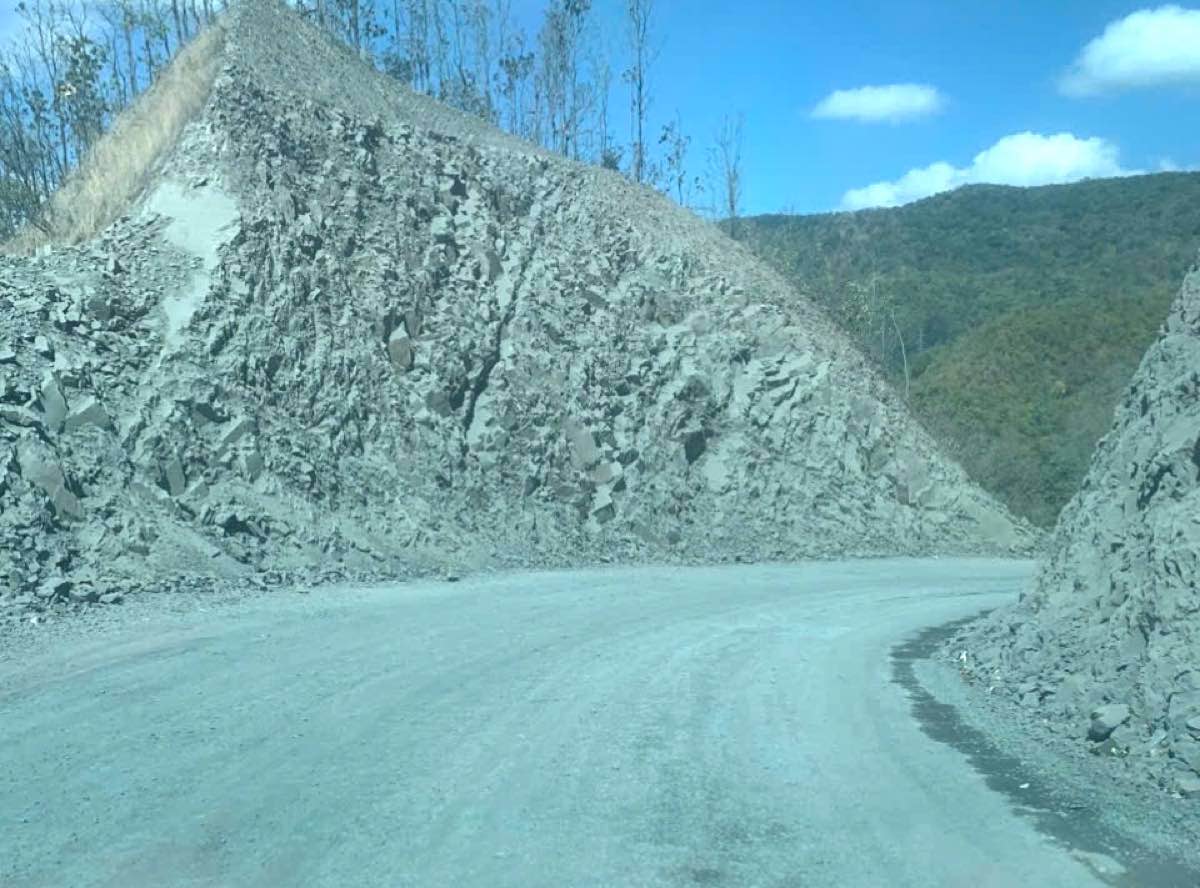 Mặt đường đã được xử lý, san gạt lớp cấp phối. Ảnh: Duy Tuấn 