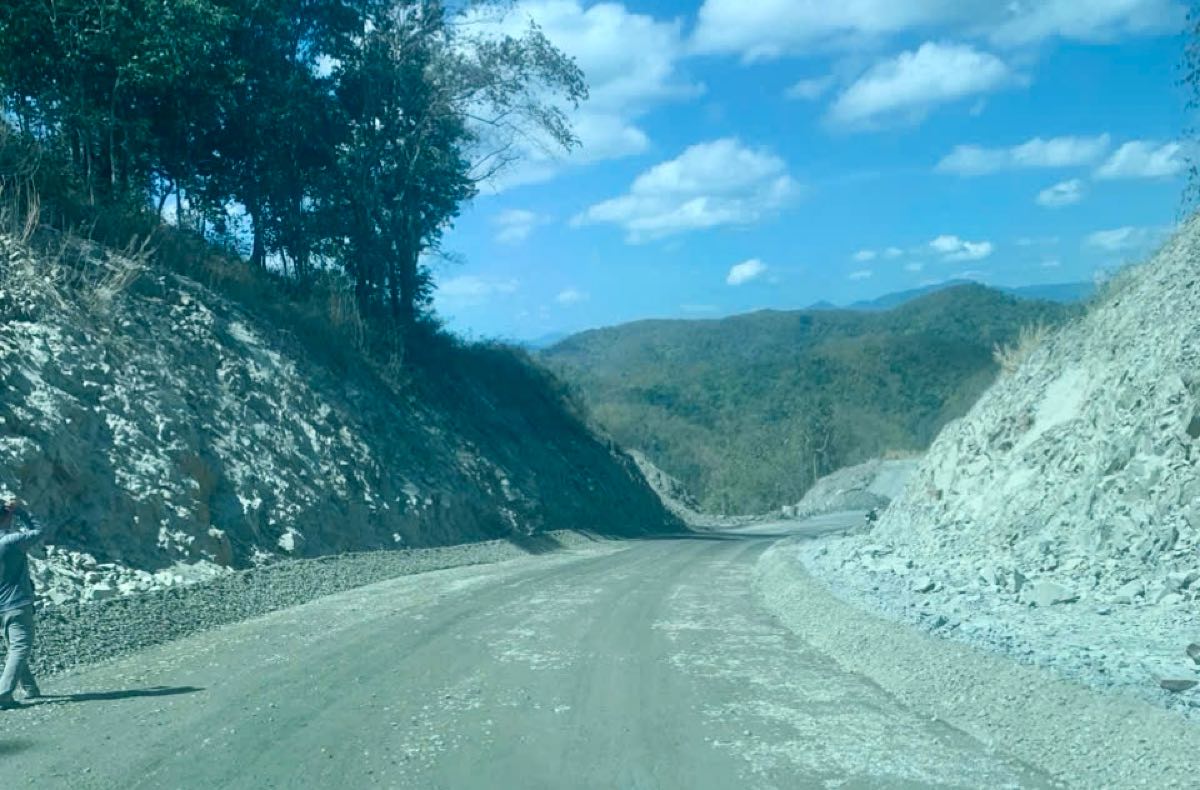 Các phương tiện lưu thông bình thường sau khi mặt đường được xử lý. Ảnh: Duy Tuấn 