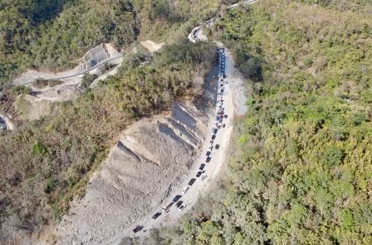 Xe ô tô ùn ứ, xếp hàng dài trên đèo Đại Ninh, chiều 15.2. Ảnh: Phạm Duy 