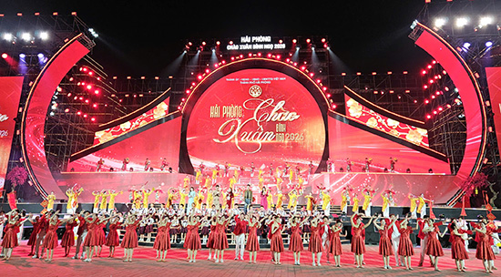 Chương trình nghệ thuật được tổ chức tại quảng trường Trung tâm Chính trị - Hành chính TP Hải Phòng trong đêm giao thừa. Ảnh: Cổng TTĐT Hải Phòng