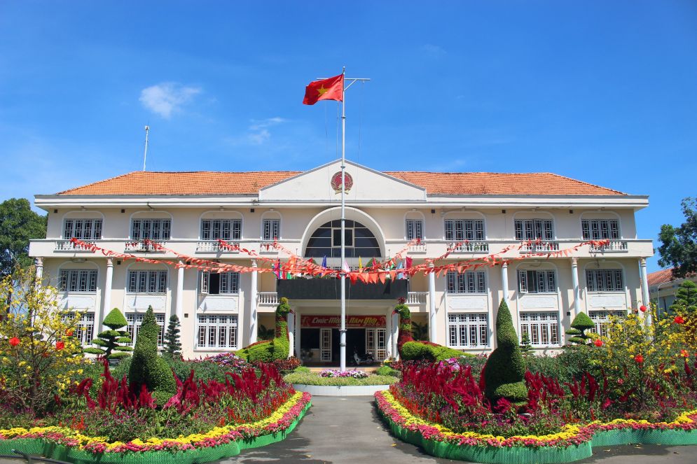 Trụ sở UBND phường Sa Đéc được trang trí hoa kiểng sẵn sàng đón người dân vào vui chơi dịp Tết Bính Ngọ. Ảnh: Thanh Mai