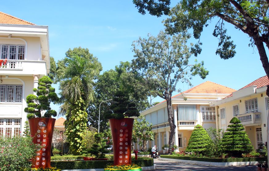 Khuôn viên UBND phương Sa Đéc được bày trí sạch và xanh. Ảnh: Thanh Mai