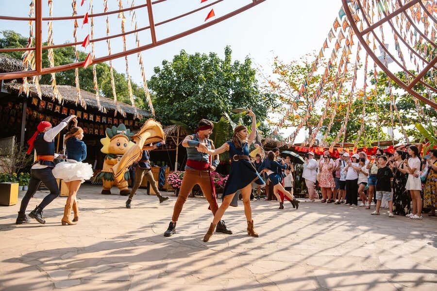 Những điệu múa uyển chuyển do các vũ công nước ngoài thực hiện.