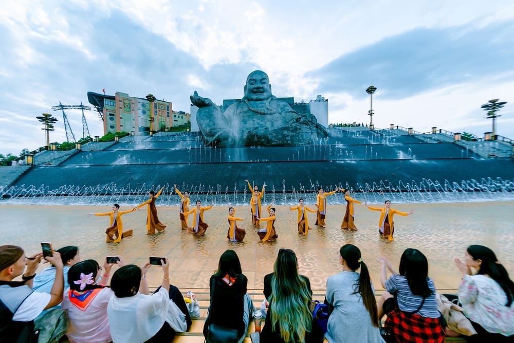 Đến Tây Ninh dịp Tết này, du khách sẽ được thưởng lãm những điệu múa vô cùng uyển chuyển, đẹp mắt trong Lễ Hội xuân Núi Bà Đen.