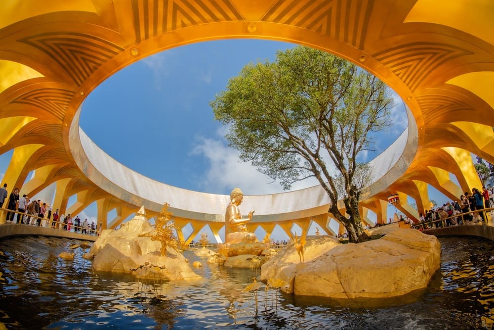 Du khách cũng có thể chiêm bái những tuyệt tác kiến trúc nghệ thuật như Tôn tượng Đức Phật Câu Na Hàm Mâu Ni. Ảnh: Thanh Sơn