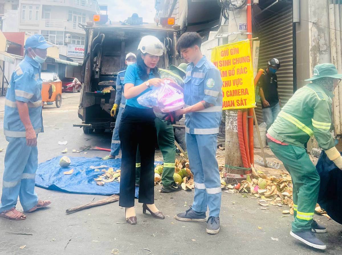 Những suất cơm được trao tận tay công nhân môi trường. Ảnh: Phạm Duy 