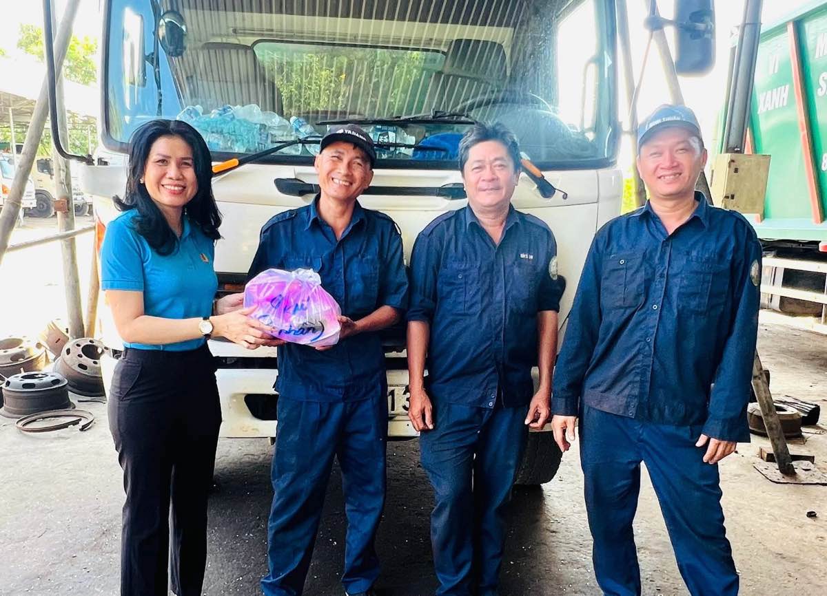 Trao các suất cơm cho các tài xế xe chở rác. Ảnh: Duy Tuấn 