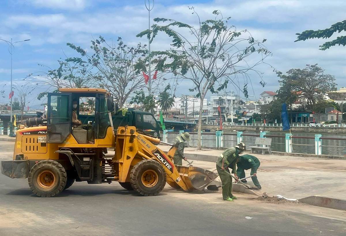 Công nhân môi trường làm việc trên các tuyến đường, chiều 29 Tết. Ảnh: Phạm Duy 