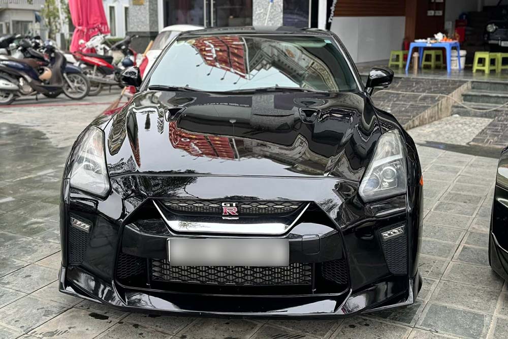 The black Nissan GT-R R35 attracts attention when appearing on the street. Photo: Nguyen Tien