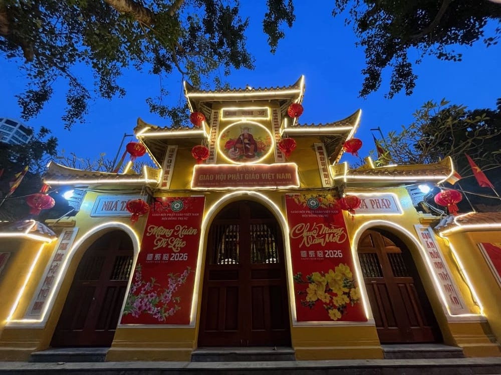 Quan Su Pagoda is shimmering with lights, ready to welcome people to celebrate Binh Ngo Tet. Photo: Thanh Son