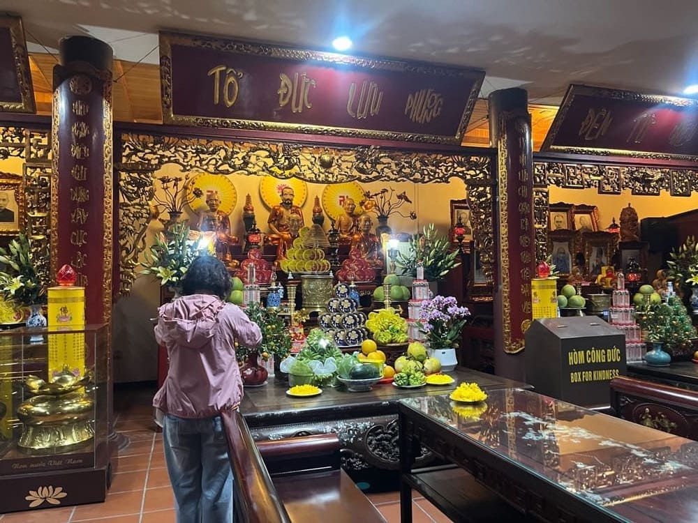 Một vài người dân tranh thủ đến lễ 