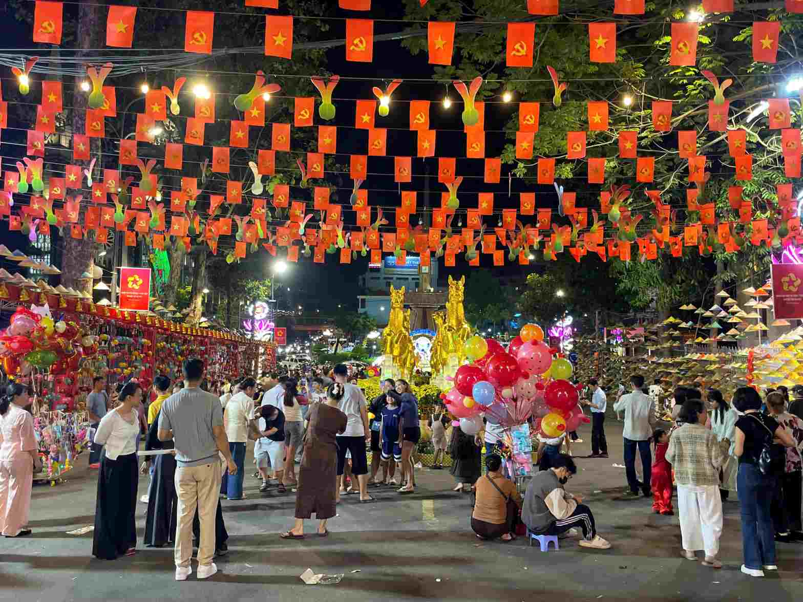 Đường hoa xuân phường Thủ Dầu Một thu hút hàng ngàn lượt người dân tham quan. Ảnh: Đình Trọng