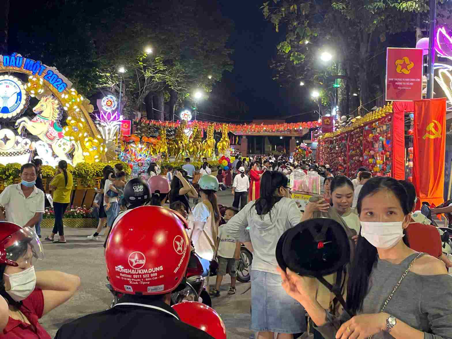 Buổi tối trời mát, rất đông người dân về đây tham quan. Ảnh: Đình Trọng