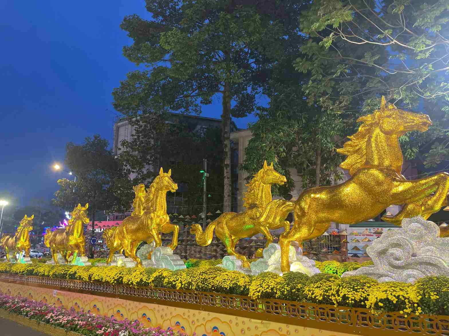 Linh vật chào mừng năm mới tại đường hoa phường Thủ Dầu Một. Ảnh: Đình Trọng