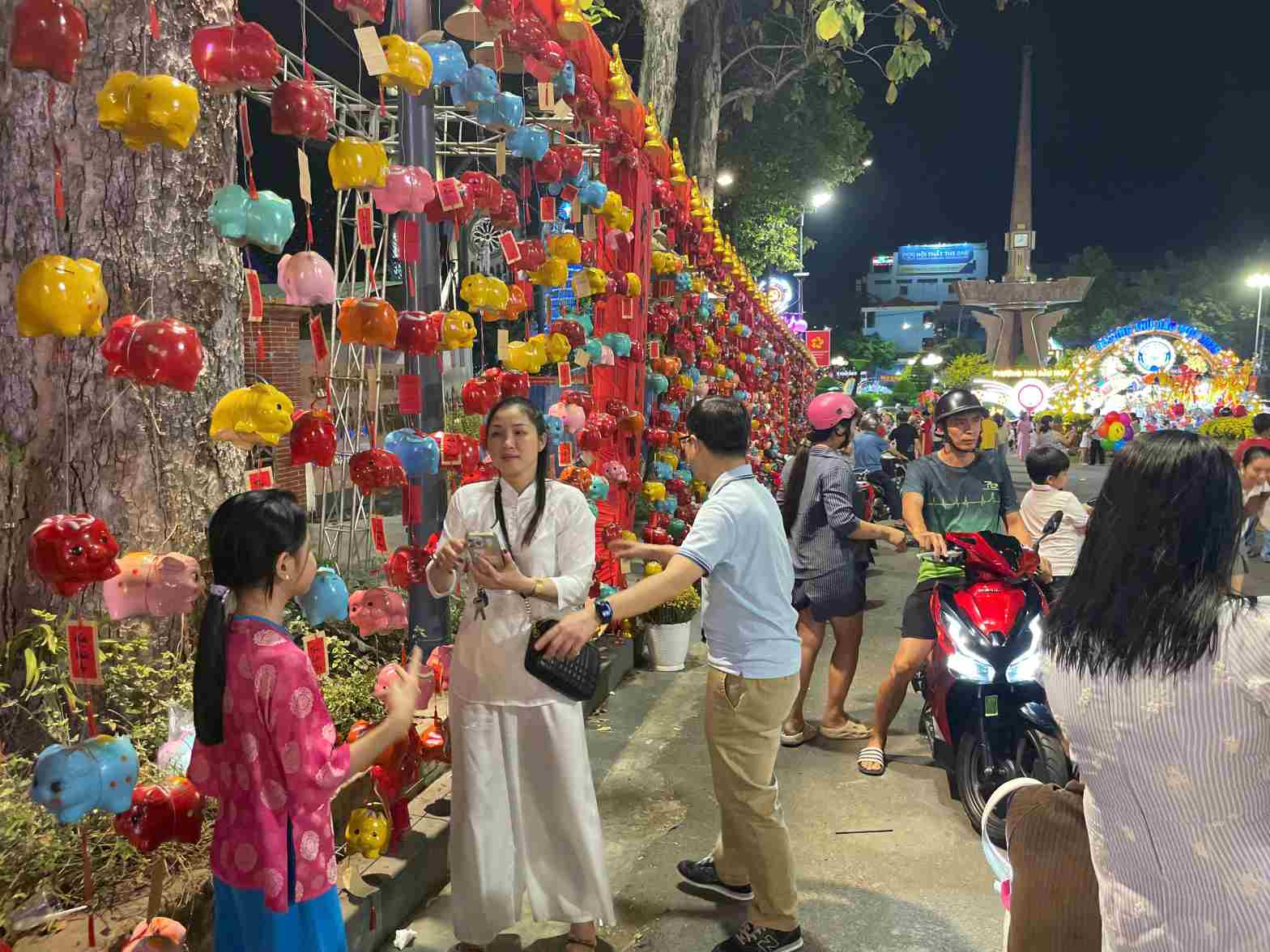 Khu trưng bày heo đất thu hút người dân. Ảnh: Đình Trọng