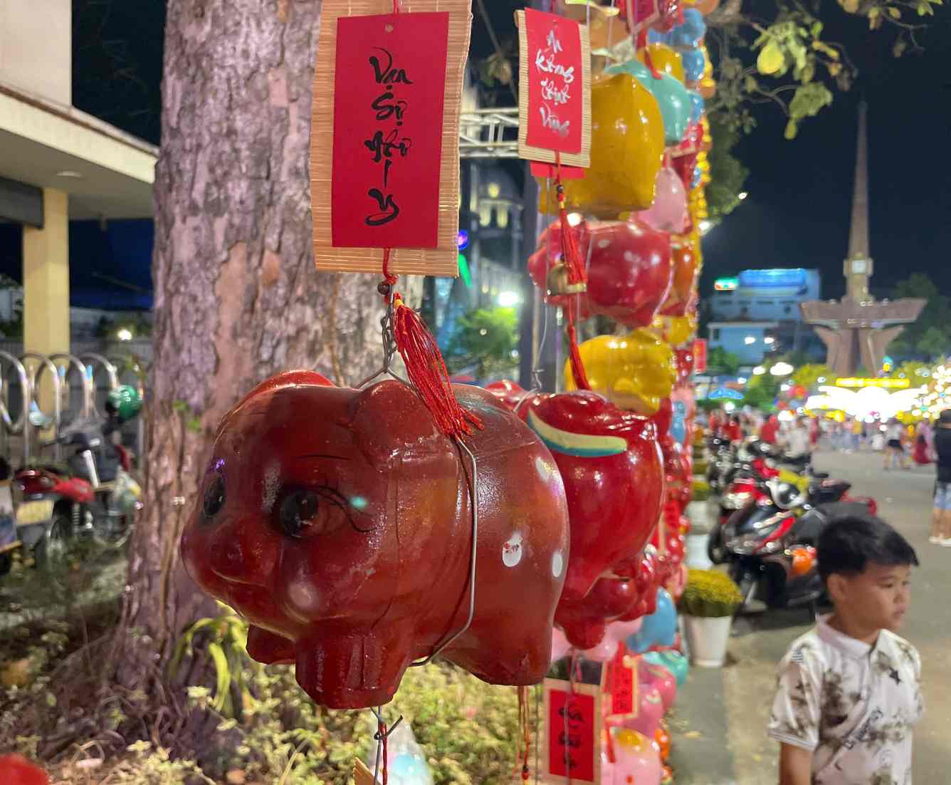 Những chú heo đất mang theo lời chúc xuân ý nghĩa. Ảnh: Đình Trọng