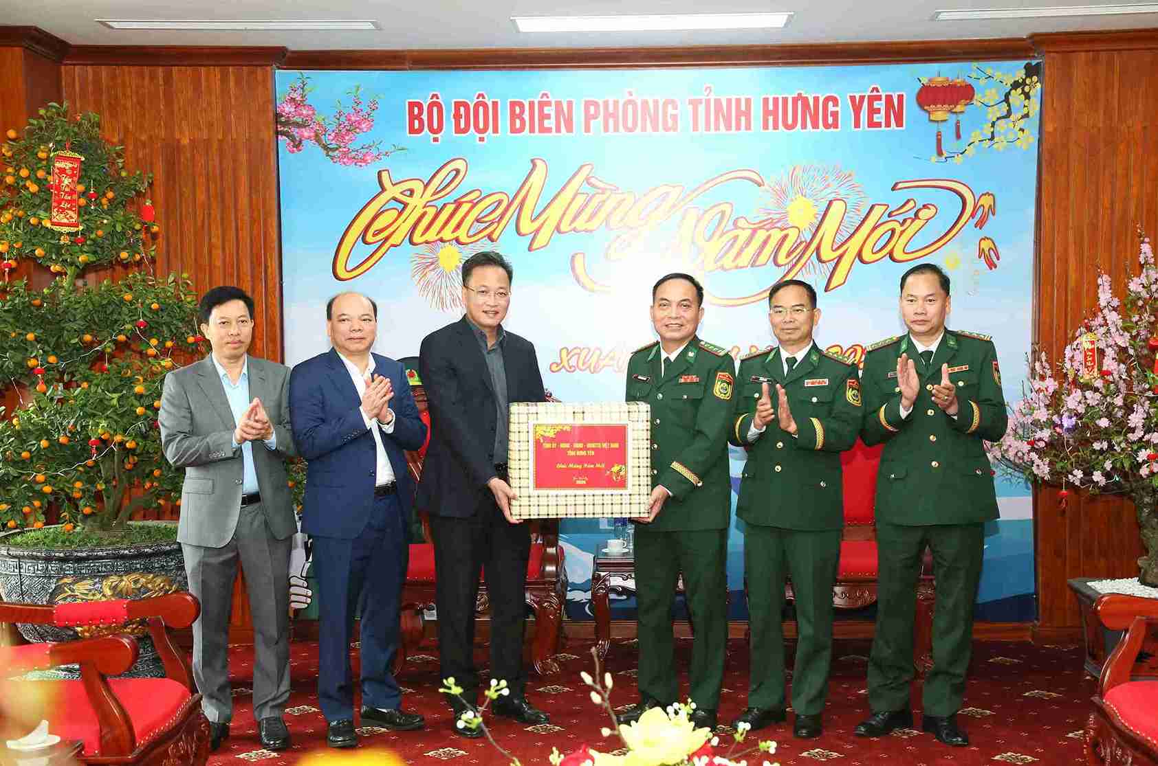 Bí thư Tỉnh ủy Nguyễn Hữu Nghĩa tặng quà, chúc Tết cán bộ, chiến sĩ Ban Chỉ huy Bộ đội Biên phòng tỉnh. Ảnh: Cổng TTĐT tỉnh Hưng Yên 