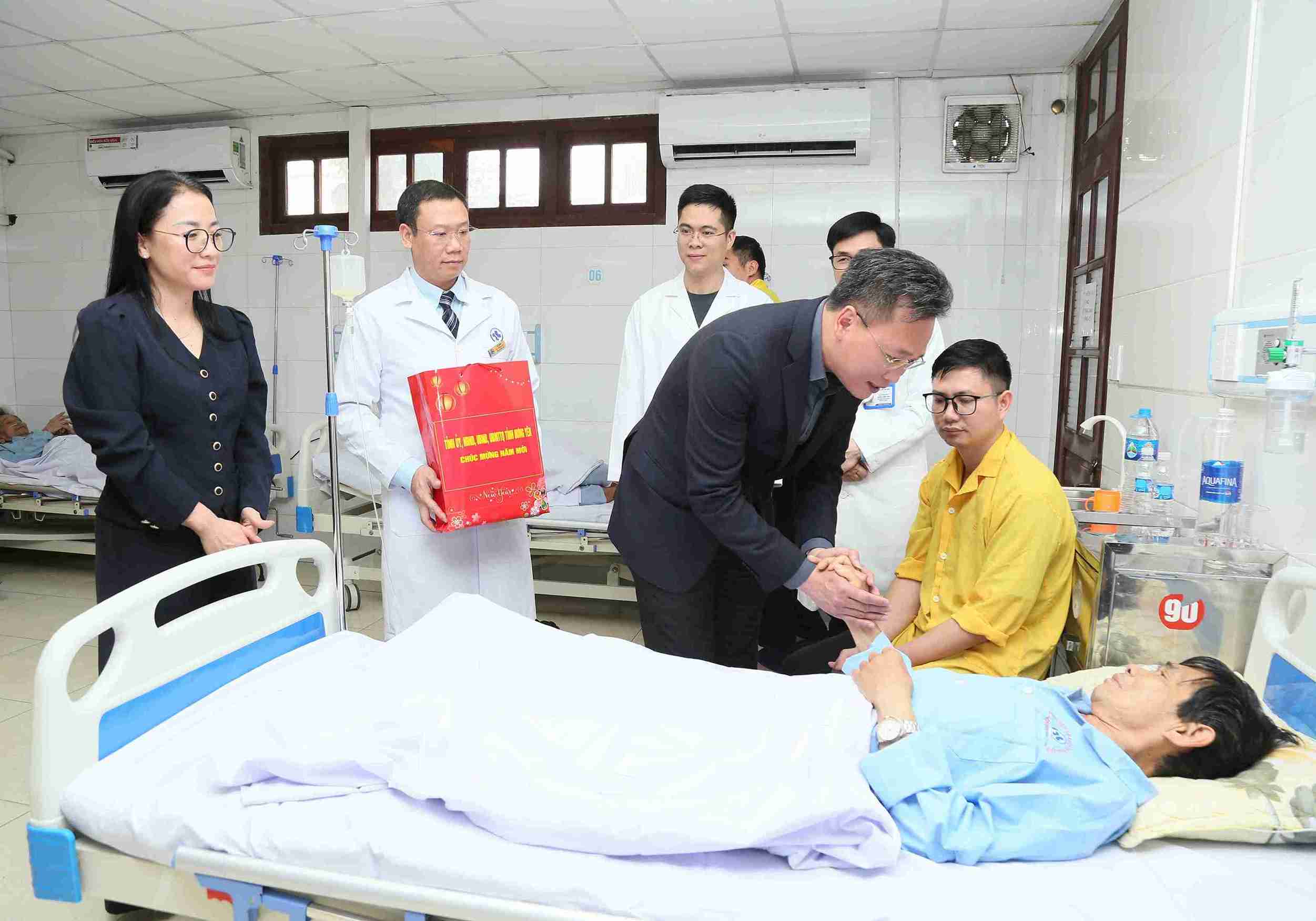 Bí thư Tỉnh ủy cùng lãnh đạo tỉnh thăm hỏi, tặng quà, chúc Tết người bệnh tại Bệnh viện Đa khoa Thái Bình.