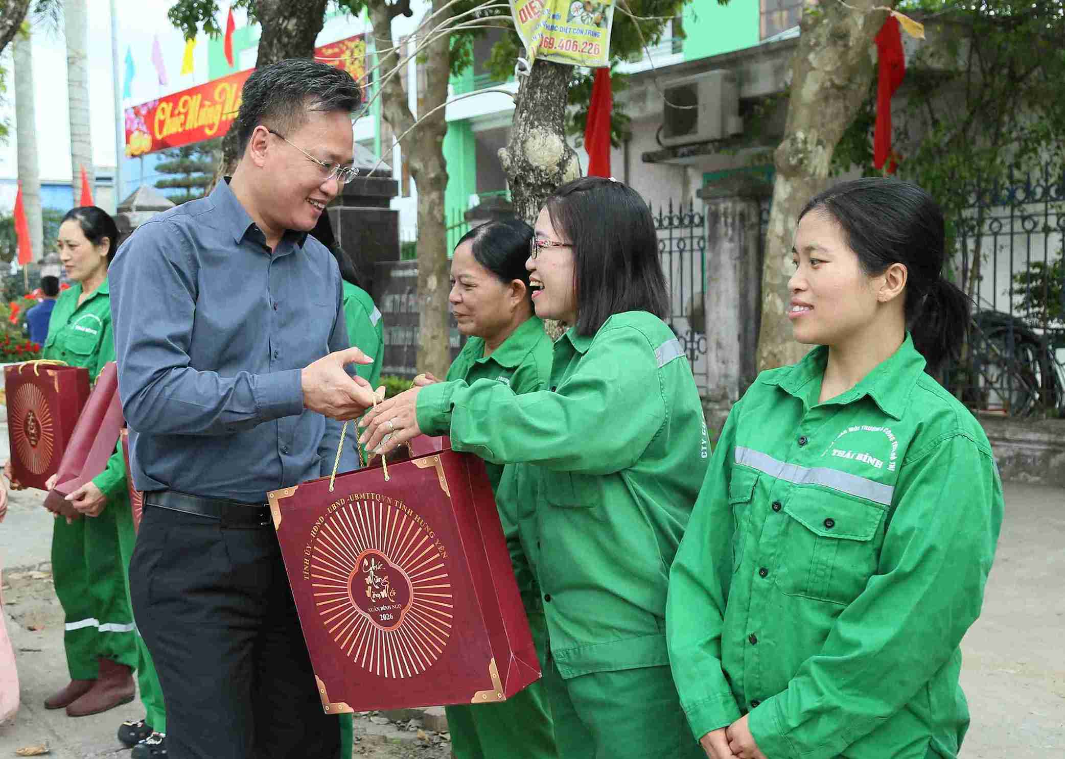 Provincial Party Secretary Nguyen Huu Nghia presents Tet gifts to workers of Thai Binh Urban Environment and Construction Joint Stock Company. Photo: Hung Yen Provincial e-Portal
