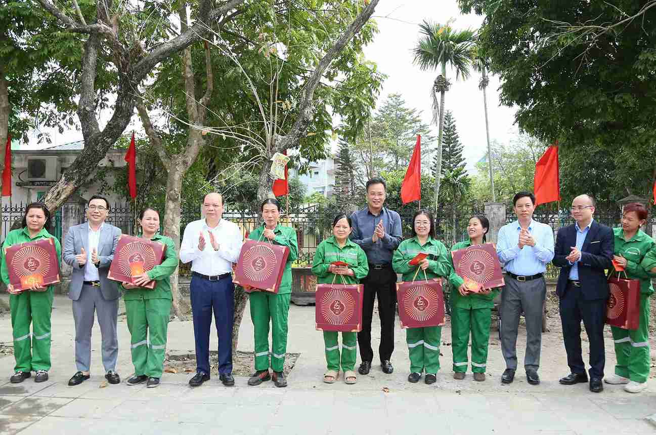 Bí thư Tỉnh ủy cùng lãnh đạo tỉnh tặng quà, động viên công nhân đang làm nhiệm vụ dịp Tết. Ảnh: Cổng TTĐT tỉnh Hưng Yên