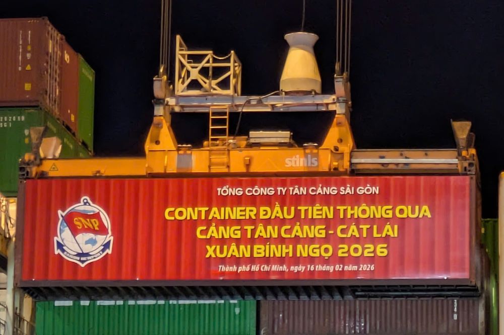 Container đầu tiên sau phát lệnh làm hàng được xếp lên tàu. Ảnh: Anh Tú