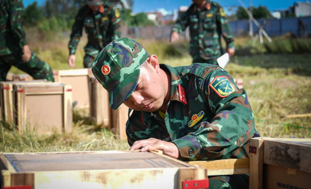 Việc triển khai bắn pháo được kích nổ qua thiết bị điện tử từ xa để đảm bảo an toàn. Ảnh: Phương Vũ