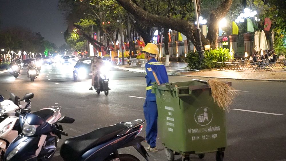 Da Nang environmental workers silently sweep the streets throughout New Year's Eve