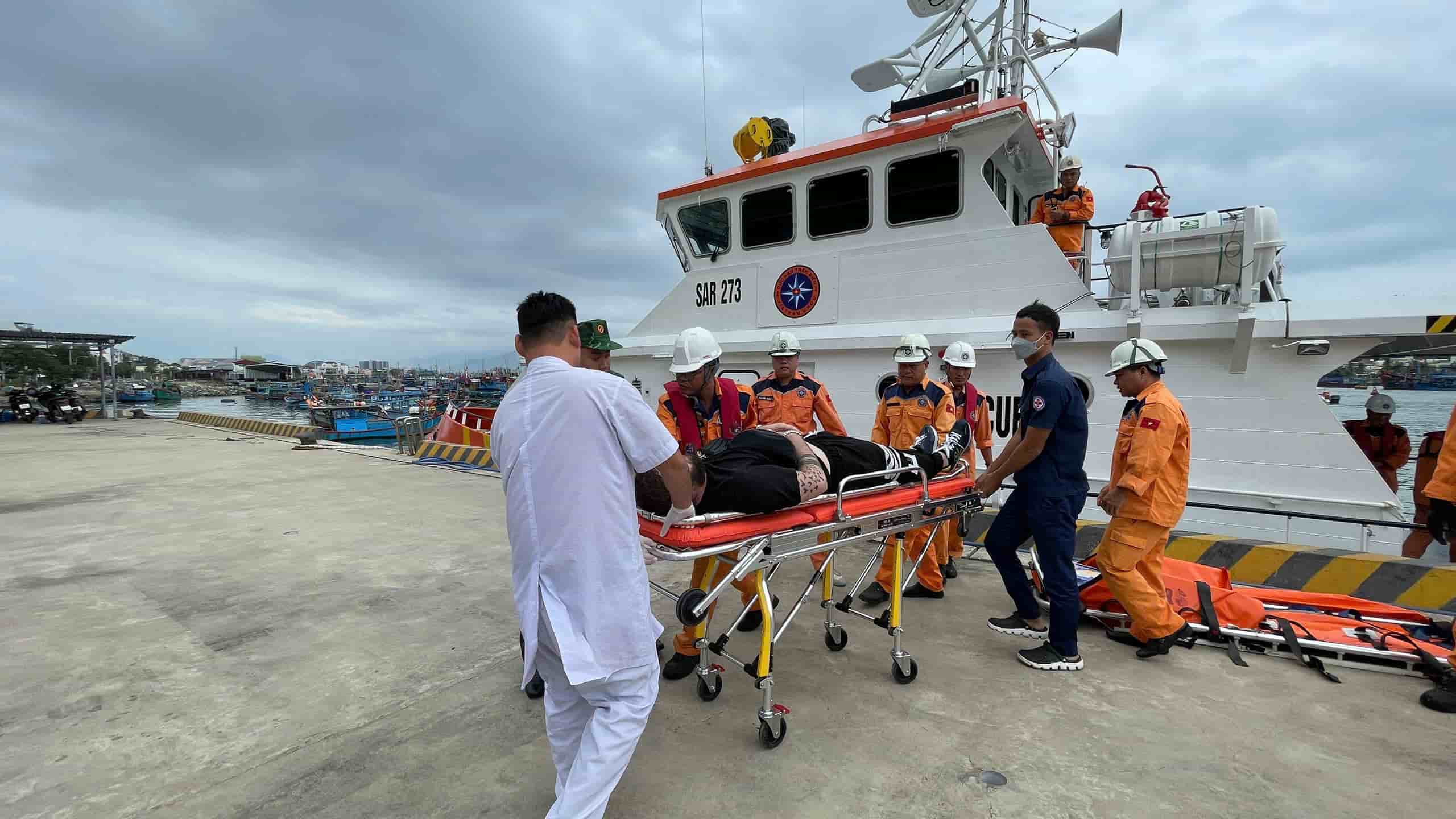 Rescue of a foreign crew member in critical condition in Khanh Hoa waters. Photo: Huu Long