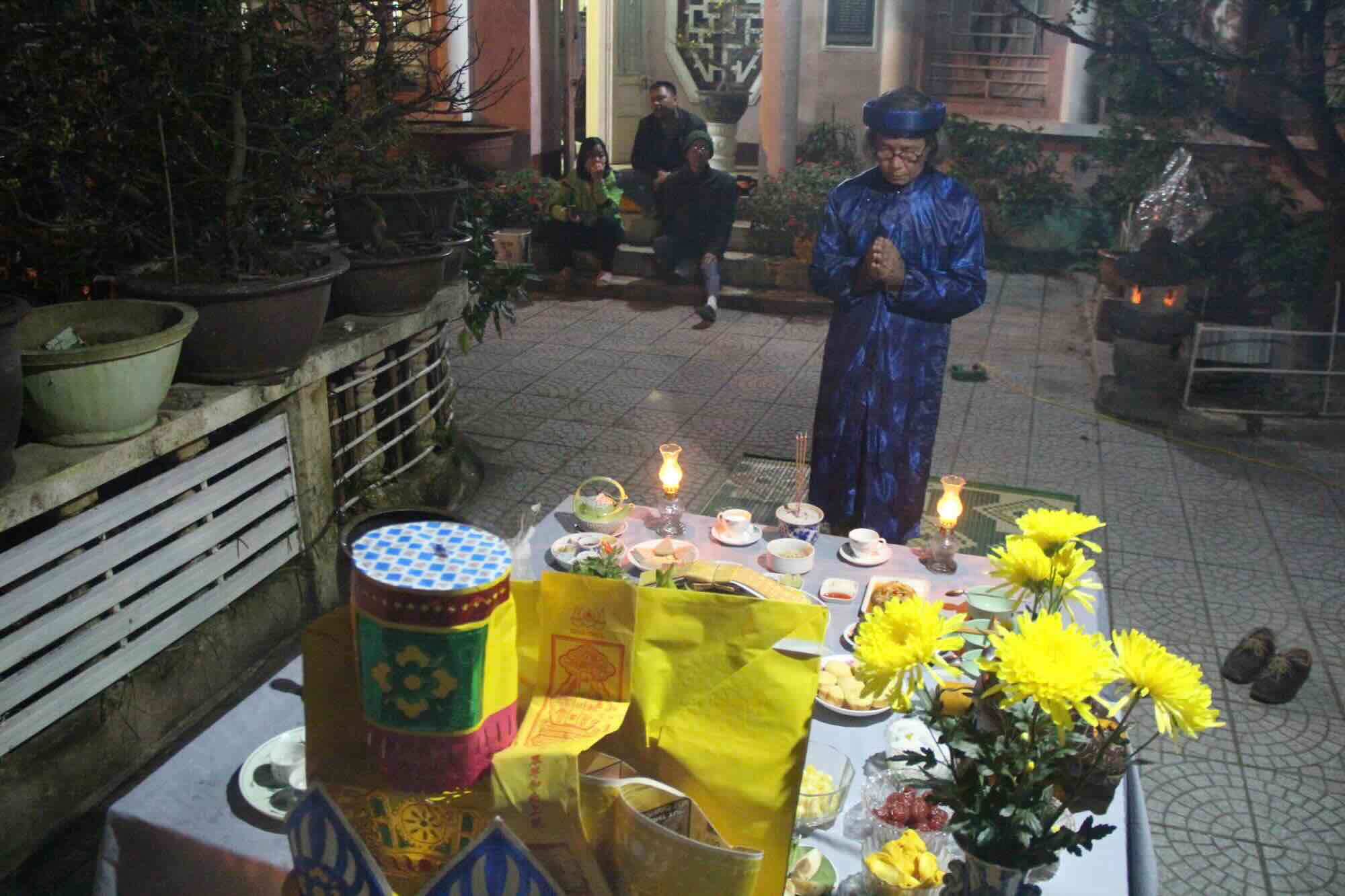 Mâm cúng Giao thừa của một gia đình xứ Huế. Ảnh: Phan Thành.