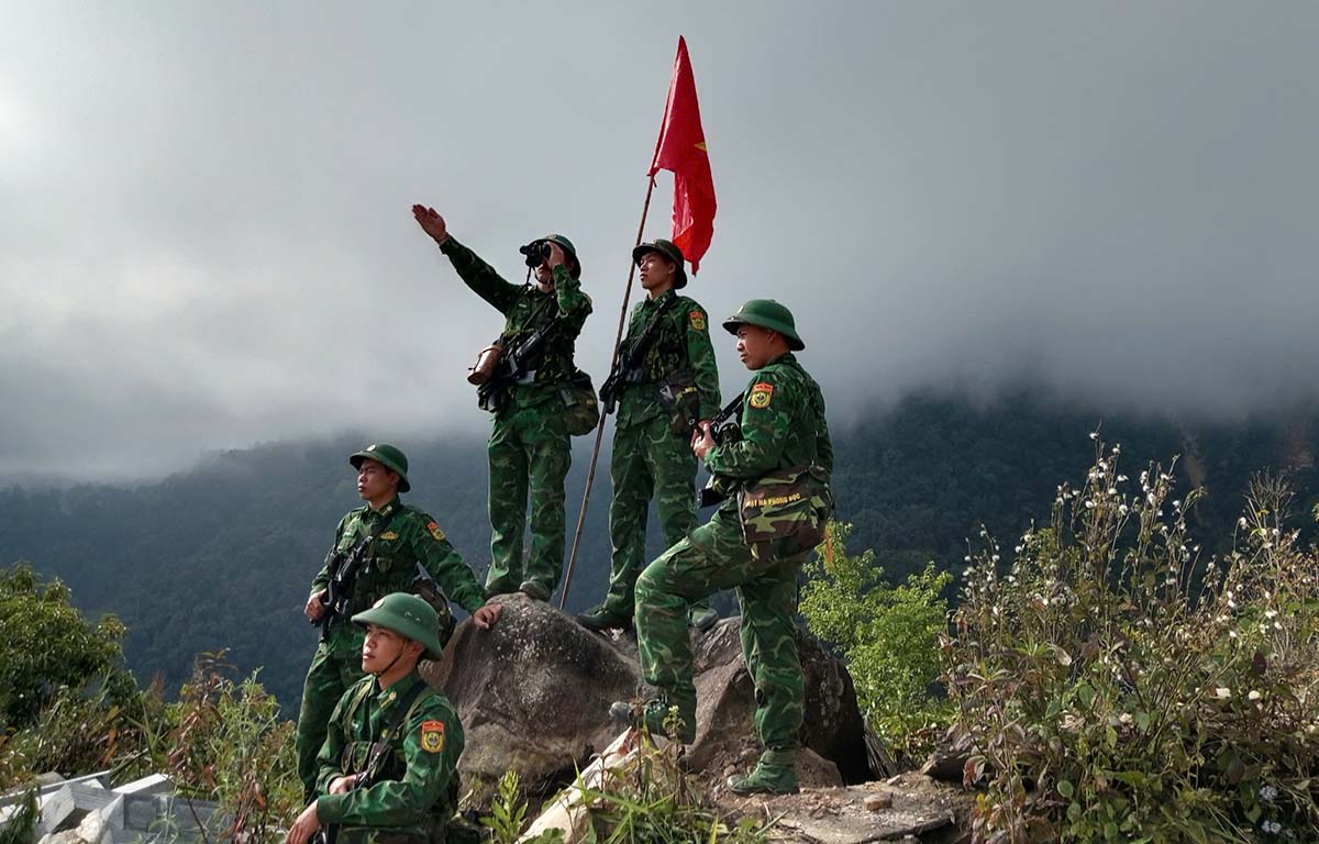 Những người lính biên phòng trên đường tuần tra. Ảnh: Đinh Tập