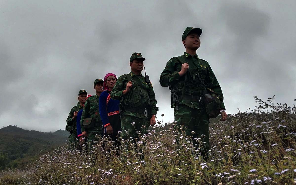 Trên đường tuần tra. Ảnh: Đinh Tập