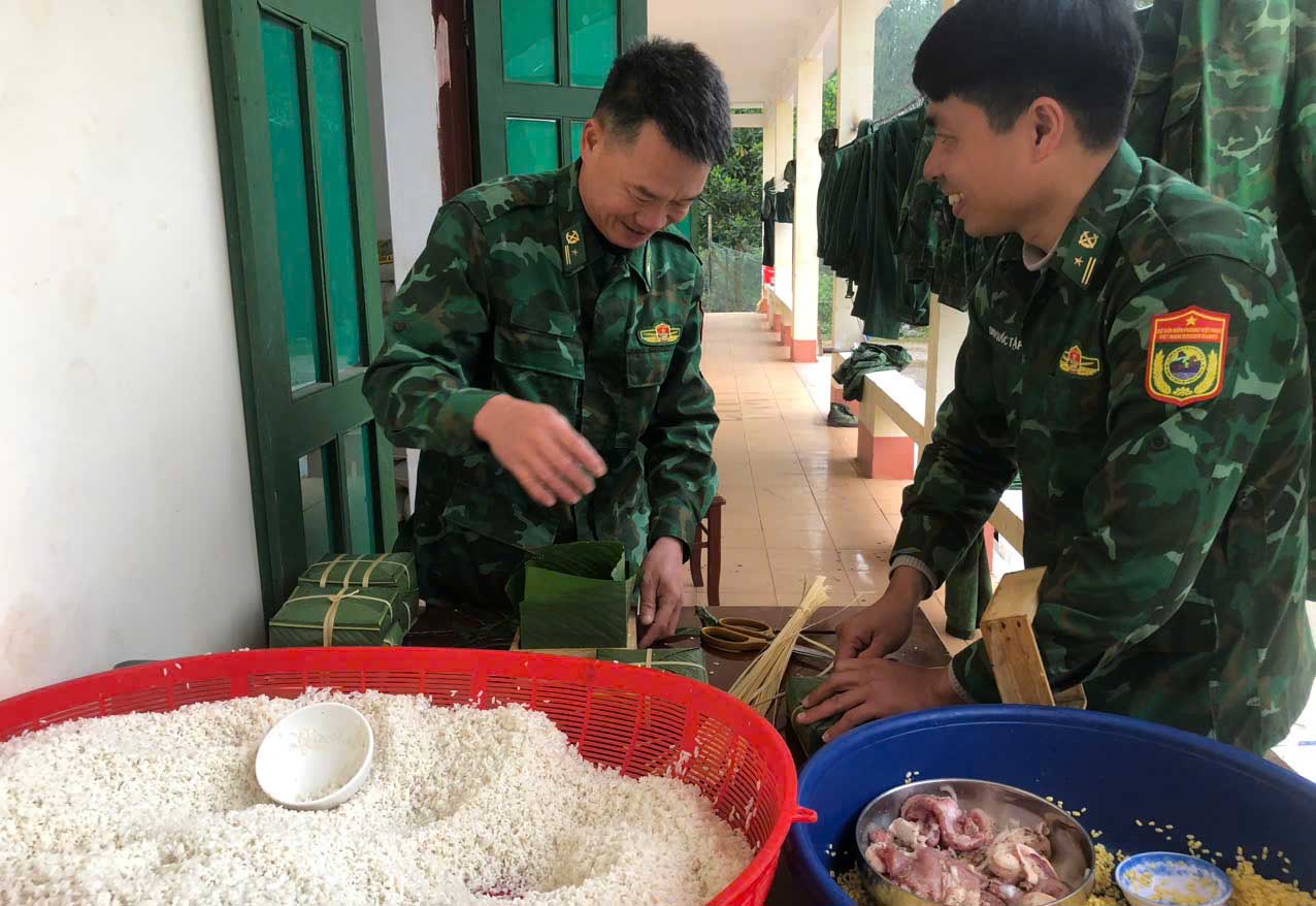 Gói bánh chưng ở Đồn Biên phòng A Pa Chải. Ảnh: Đinh Tập