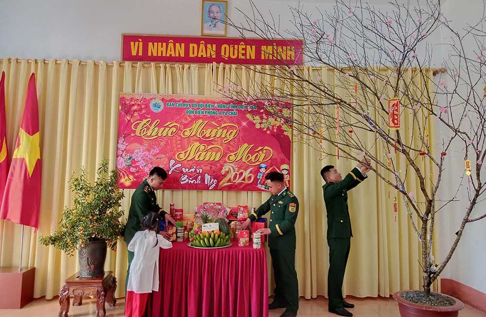 Trang trí bàn thờ ngày Tết ở Đồn Biên phòng dù đơn sơ nhưng ấm áp. Ảnh: Đinh Tập