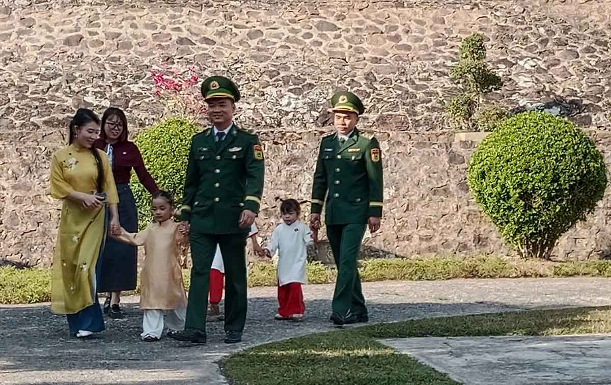 Những người lính vô cùng hạnh phúc khi có gia đình cùng đón Xuân nơi biên giới. Ảnh: Đinh Tập