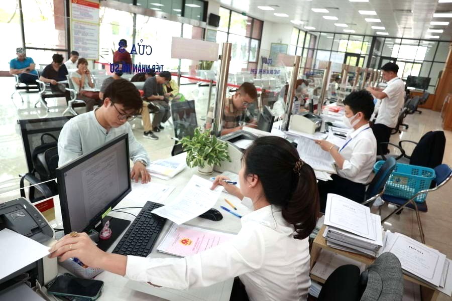 The Ministry of Home Affairs has a document sent to ministries, ministerial-level agencies, government agencies and People's Committees of provinces and cities on building civil servant positions. Photo: VGP
