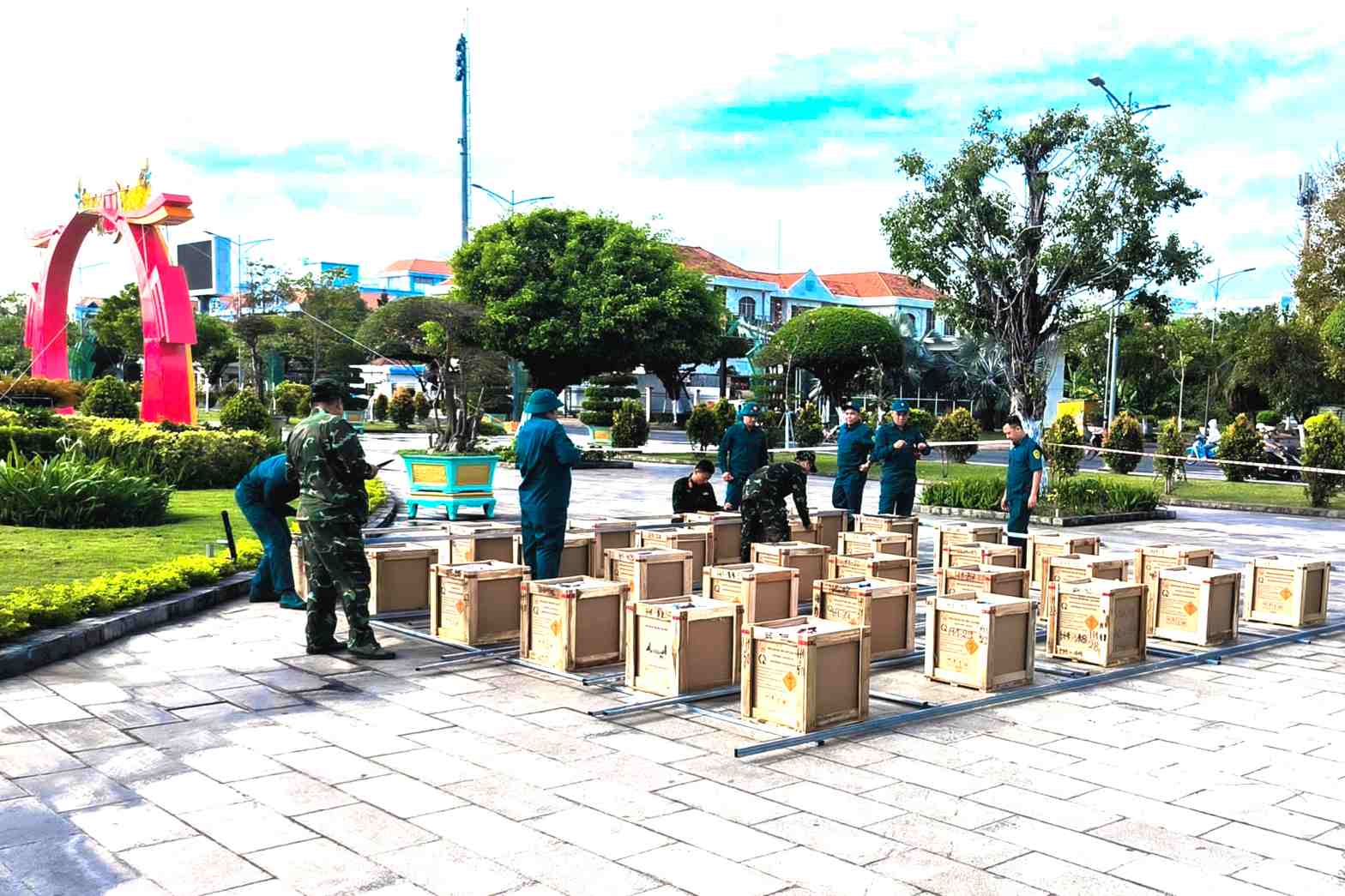 Tại phường Bạc Liêu, pháo hoa cũng đã được đưa đến điểm tập kết. Ảnh: Văn Đông.