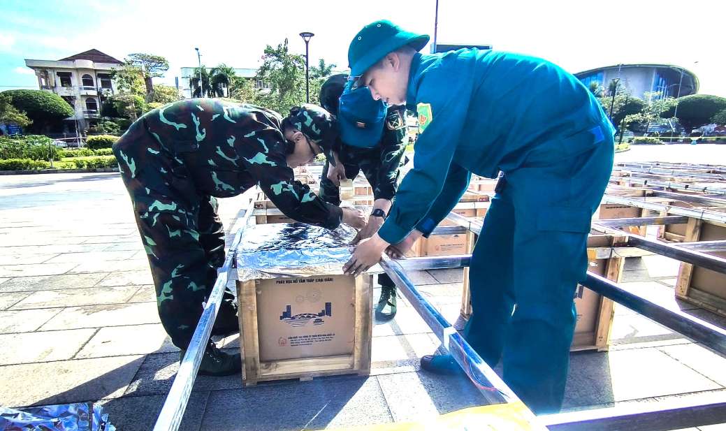 Kiểm tra kỹ thuật, an toàn giàn pháo hoa tại phường Bạc Liêu. Ảnh: Văn Đông.