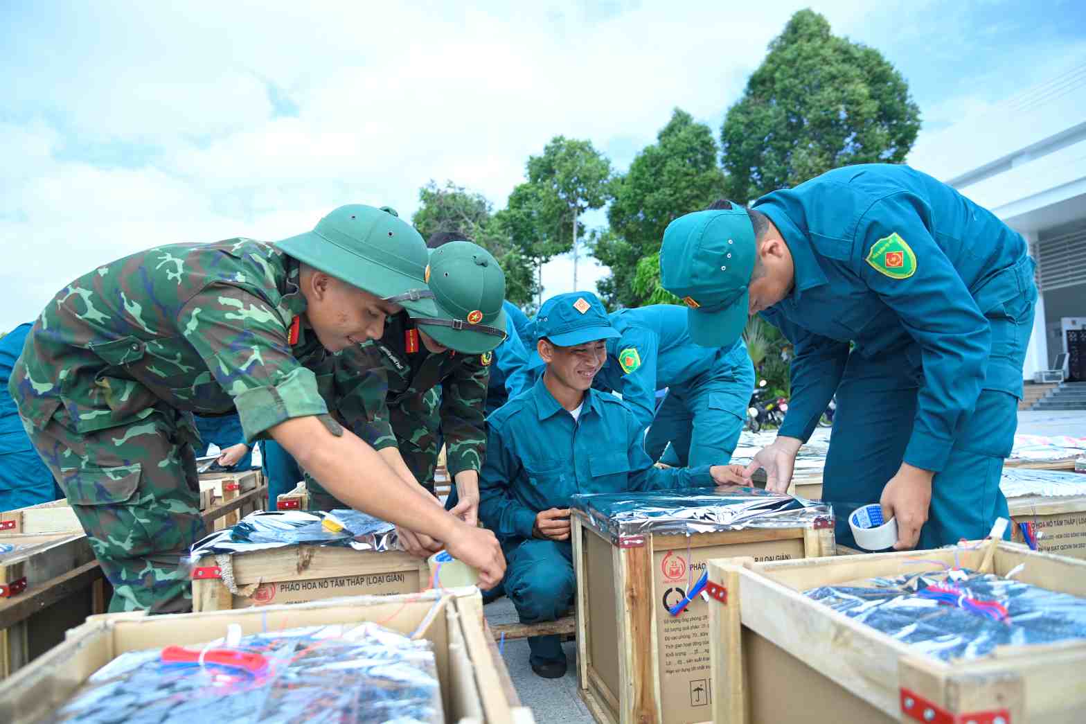 Sẵn sàng cho bữa tiệc pháo hoa đêm giao thừa tại Cà Mau. Ảnh: Văn Đông.