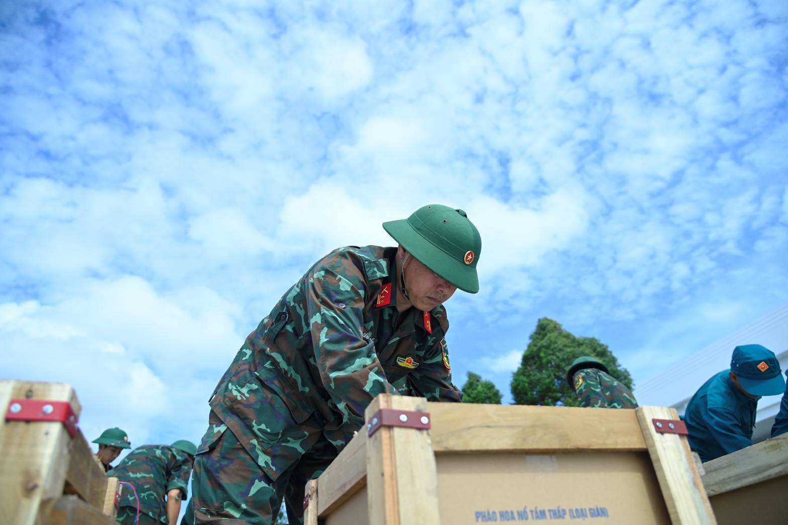 Kiểm tra an toàn kỹ thuật sẵn sàng cho đêm giao thừa tại phường An Xuyên, tỉnh Cà Mau. Ảnh: Văn Đông.
