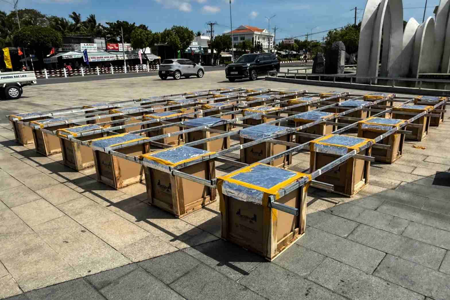 Giàn pháo hoa đã sẵn sàng đưa đến điểm tập kết tại phường An Xuyên, tỉnh Cà Mau.